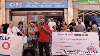 VIDEO | Revoca reddito cittadinanza, la protesta arriva sotto l’Inps: “Con un sms ci avete tolto tutto”