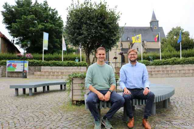 Oud plastiek van lokale handelaars krijgt tweede leven als zitbank: “Extra invulling aan markt die soms leeg oogt”