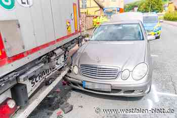 B 252: Mercedes gerät in Rheder unter Lastwagen