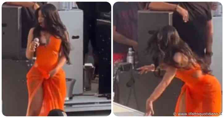 Cardi B denunciata da un fan per presunte percosse dopo il lancio del microfono dal palco