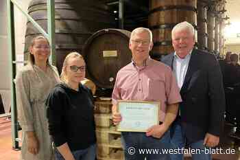 Goldene Plakette an alten Whiskeyfass bei Kisker