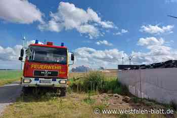 Feuerwehr löscht Strohballen in Bad Wünnenberg-Leiberg