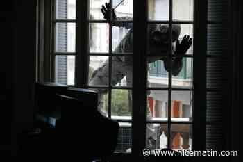 Il tombe nez à nez avec un voleur et l'enferme dans un placard en attendant la police