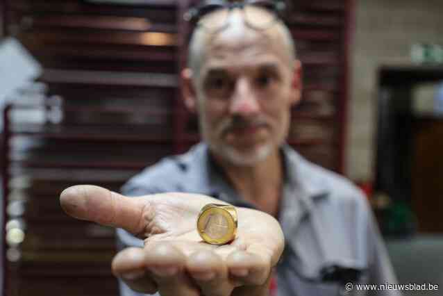 Edelsmid Karl slaat uniek driezijdig muntstuk van 1 euro: “De politie is hier nog niet binnengevallen”