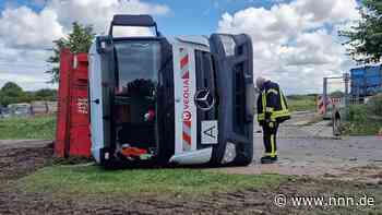 Anhänger drückt von hinten auf Lkw – Zugmaschine kippt um