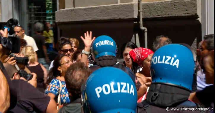 Corteo per il reddito di cittadinanza, tensione con la polizia a Napoli: gli agenti cercano di impedire l’arrivo alla sede dell’Inps