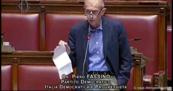 Fassino agita il cedolino in Aula: ‘4718 euro non sono uno stipendio d’oro’. Ma coi benefit arriva a 13mila. Schlein: ‘Parla a titolo personale’