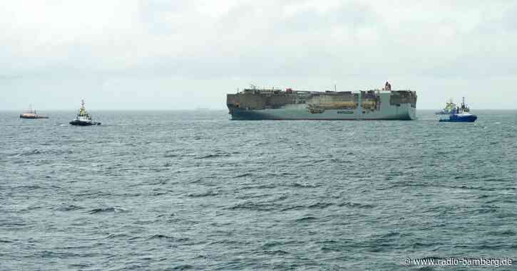 «Fremantle Highway» wird nach Eemshaven geschleppt