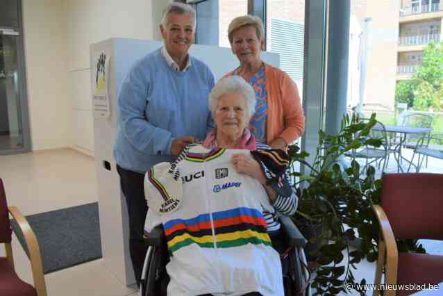 Al 48 keer ging Johanna (93) naar het WK wielrennen, maar voor het eerst in 60 jaar moet haar dochter nu alleen afreizen