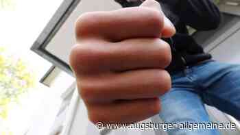 Nach Diebstahl-Versuch in Arztpraxis: Mann schlägt Frauen ins Gesicht