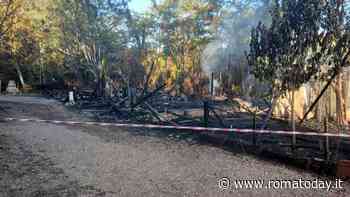 Distrutto da un incendio l'asilo nel bosco con vista su San Pietro. Indagini in corso