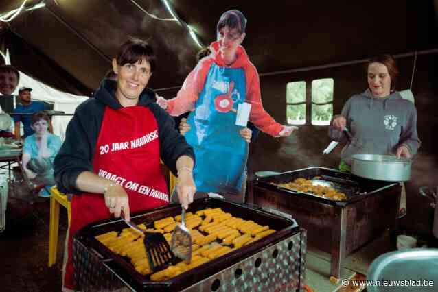 Twintig jaar onafgebroken kookouder en iconisch chiro-figuur Nancy wordt gevierd op kamp: “Een mama voor iedereen, een onmisbare schakel”