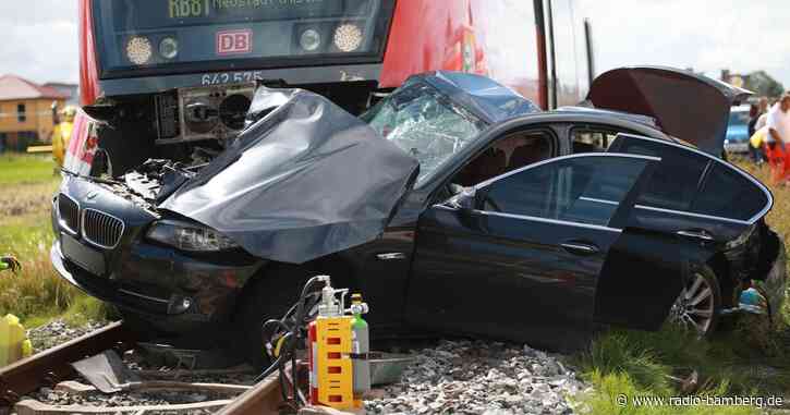 Zug schleift Wagen mit: Autofahrer schwer verletzt