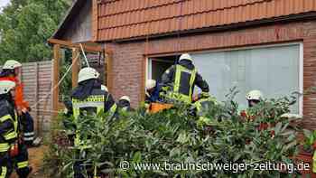 28-Jähriger verschüttet: Feuerwehr Gifhorn rettet Mann aus Grube