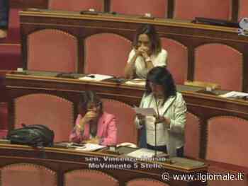 Ride di gusto mentre si parla di carcere, figuraccia della senatrice grillina