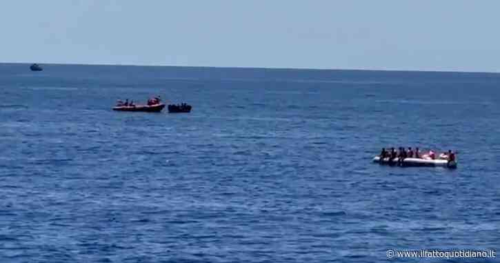 Migranti, nave Open Arms circondata da imbarcazioni che chiedono aiuto: “Il mare è pieno, non c’è nessun altro”