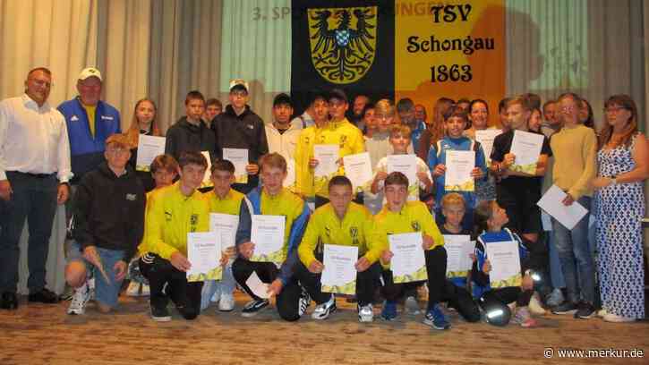 Urkunden und Ehrennadeln für langjährige Mitglieder und erfolgreiche Sportler des TSV Schongau