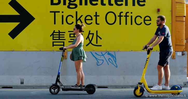 Anche i monopattini elettrici dovranno essere assicurati: il governo cambia le regole per l’RC auto