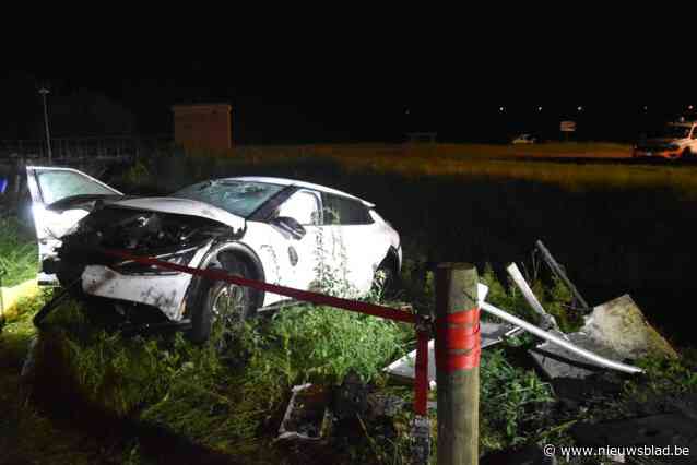 Bestuurder in levensgevaar na zware crash op oever van Dommel in Neerpelt