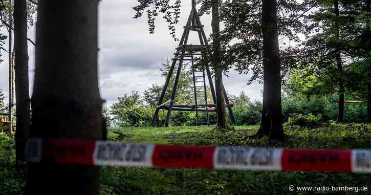 Kinder stürzen von Aussichtsplattform – Neun Verletzte