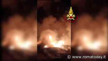 VIDEO | Brucia discarica abusiva, le immagini dell'incendio di Ponte Mammolo