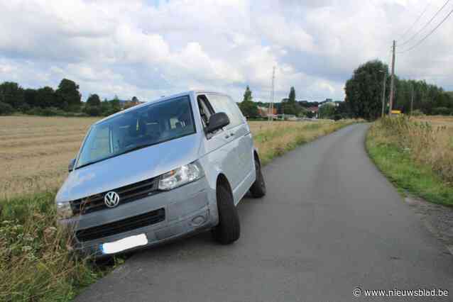 Bestelwagen belandt in berm, brandweer moet inzittenden bevrijden