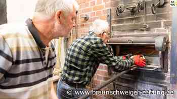 So wird im Mühlengarten in Salder frisches Brot gebacken