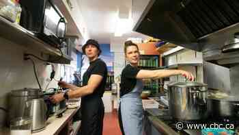 Manitoba restaurant owner lends kitchen to Ukrainian refugees to sell traditional food