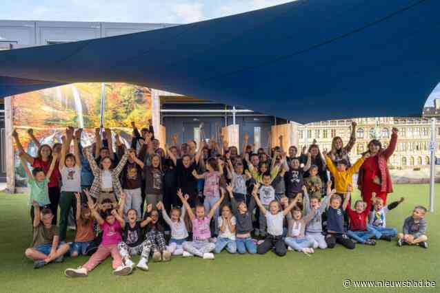 Oekraïense kinderen nemen diploma in ontvangst na interactieve zomerschool in nooddorp: “Twee weken lang op zoek naar gestolen geluksformule”