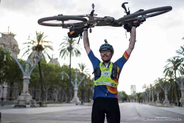 Gert-Jan won extreme gravelwedstrijd in Spanje met drie uur voorsprong op de tweede: “Door de vermoeidheid miste ik hier en daar een afslag en heb ik dino’s gezien”