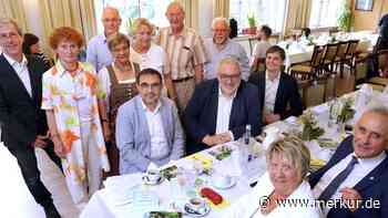 Minister Holetschek versichert dem Freisinger Traditionsverein: Kneippen hilft auch gegen Einsamkeit