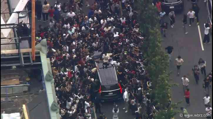 Thousands overwhelm New York's Union Square for streamer giveaway, tossing chairs and pounding cars