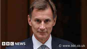 Jeremy Hunt asks regulator to examine extent of debanking