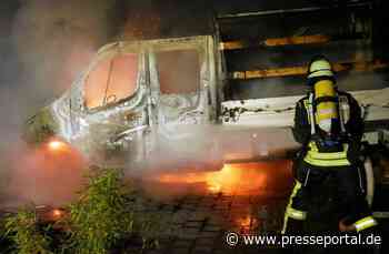 FW Celle: Kleintransporter brennt in Neuenhäusen in Vollbrand