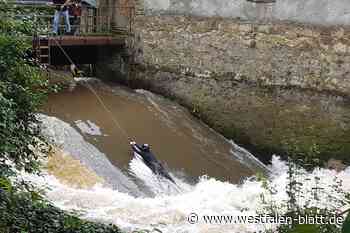 Nach Dauerregen: Surfer versucht sich am Stadtgraben-Wehr in Herford