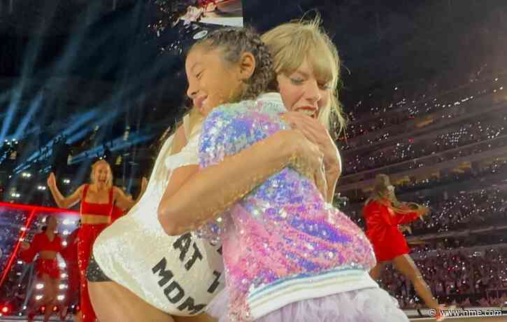 Watch Taylor Swift give her ’22’ hat to Kobe Byrant’s daughter