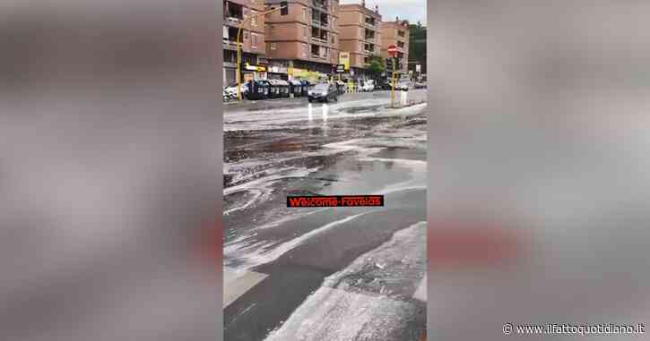 Pioggia e vento a Roma: le strade della Capitale invase da una schiuma bianca e densa