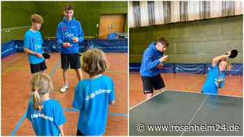 Tischtennis-Nationalspieler Luis Kraus bringt den Kids vom SV-DJK Kolbermoor seine Tricks bei