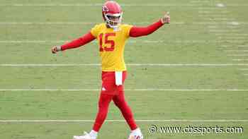 LOOK: Patrick Mahomes pulls off behind-the-back throw during Chiefs training camp practice