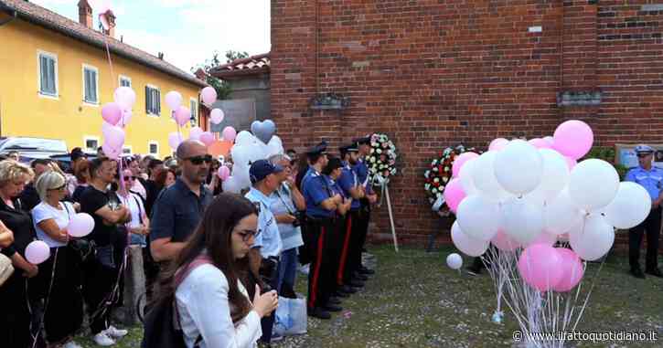Cologno Monzese, folla ai funerali di Sofia Castelli: la bara accolta dagli applausi. L’omelia: “Non scommettiamo su amori possessivi”