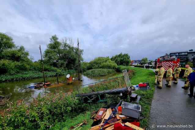 110-jaar oude woonboot zinkt in Schelde: “Bewoners stonden op het dak van hun woonkajuit op hulp te wachten”