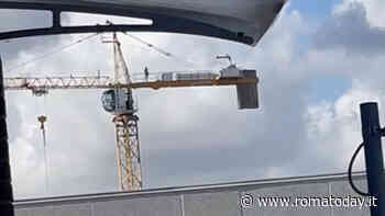 Rebibbia, detenuto si arrampica su una gru e minaccia di buttarsi: “Voglio un elicottero”