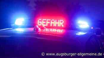 Unbekannte verteilen nachts Gegenstände auf der Straße