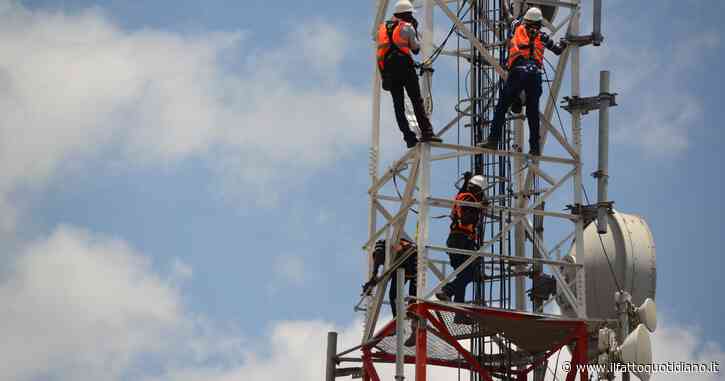 5G, il governo è pronto a innalzare i limiti elettromagnetici: “Regalo alle compagnie, rinunciando alla precauzione sulla salute”