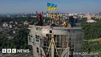 Ukraine replaces soviet emblem on Motherland statue