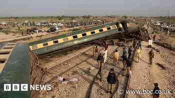 Pakistan passenger train derails killing 30