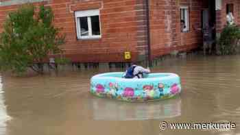 Unwetter in Kroatien: Mann rudert mit Kaffee und Kinderbecken durch geflutete Straßen
