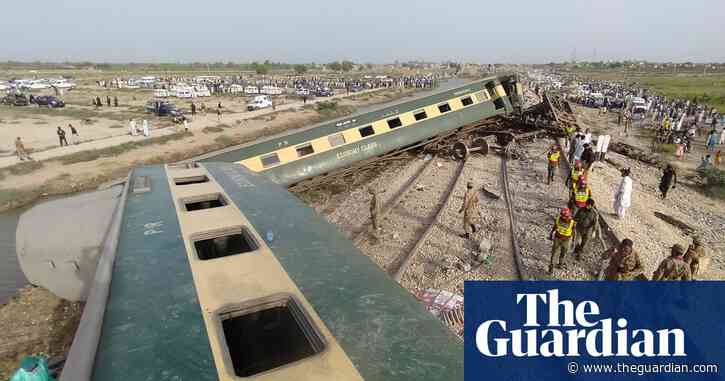 Dozens die in train crash in southern Pakistan after 10 carriages derail