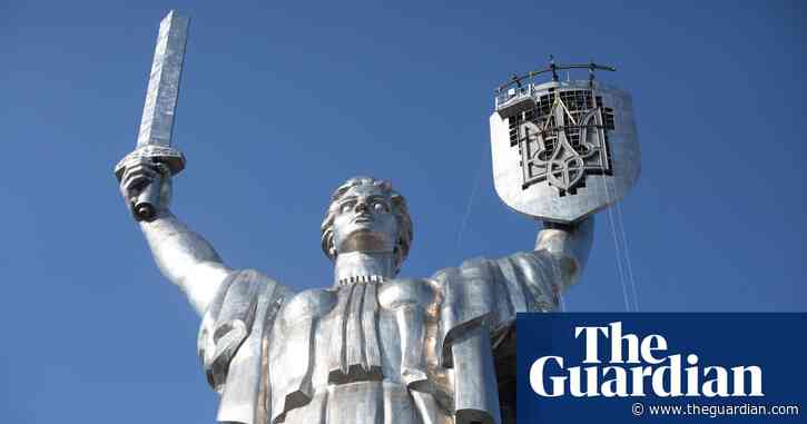 Ukraine replaces Soviet symbol on Motherland monument in Kyiv