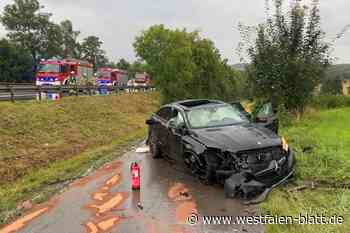 Alleinunfall auf  B 252: 18-Jähriger überschlägt sich mit Mercedes